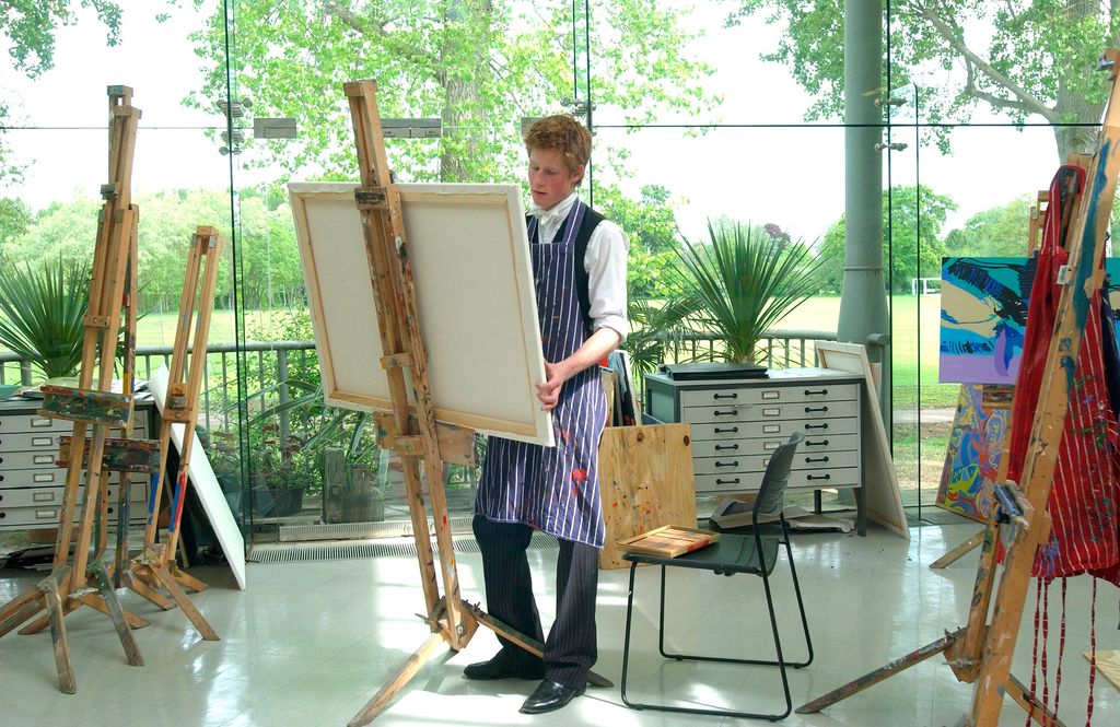 El príncipe Harry en una clases de pintura en el Eton College.