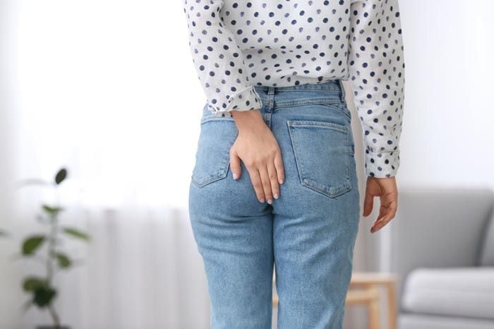 mujer con molestias en los glúteos