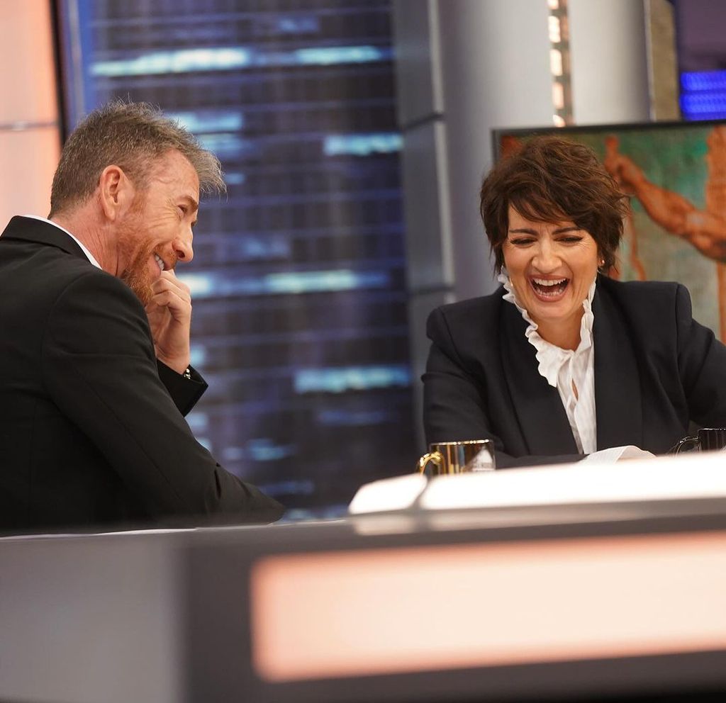 Plano medio de Silvia Abril en El Hormiguero con Pablo Motos