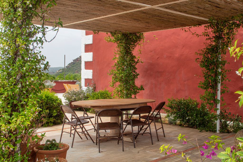 Comedor de verano bajo el porche