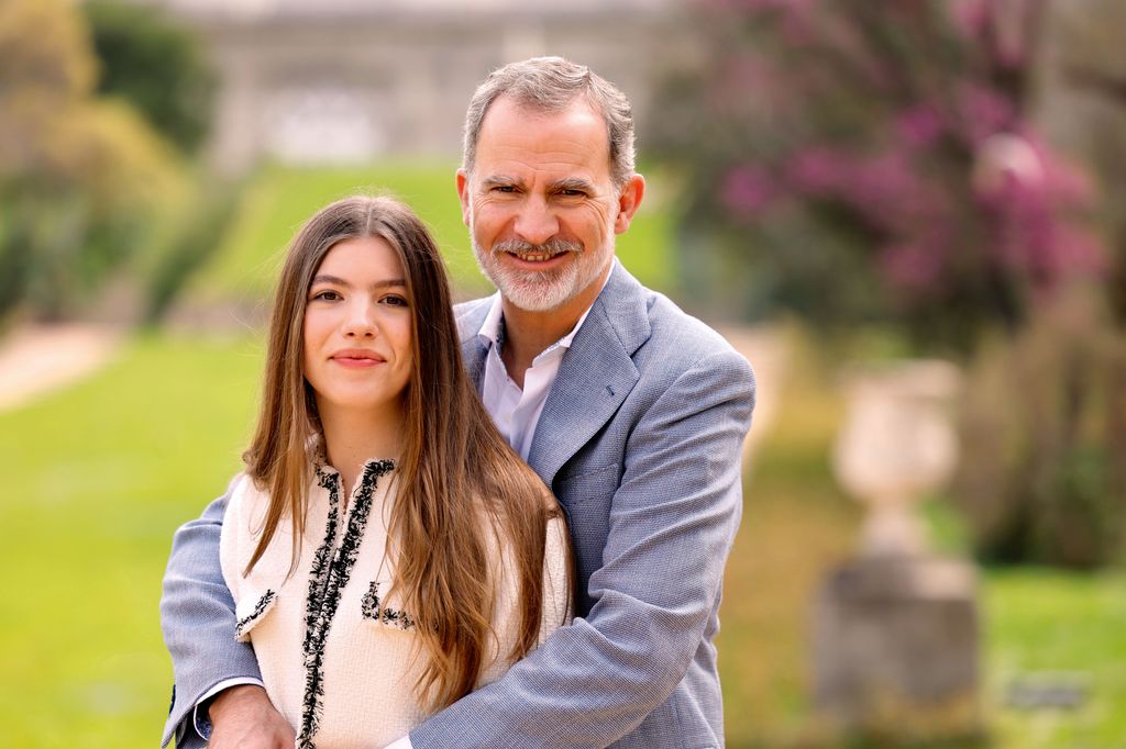 El rey Felipe abrazando a la infanta Sofía
