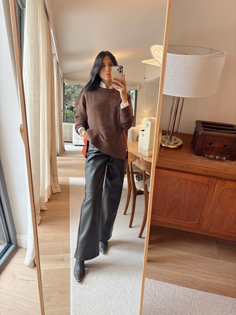 Los looks premamá de Laura Corsini con falda midi que puedes llevar con botas en otoño estés o no embarazada