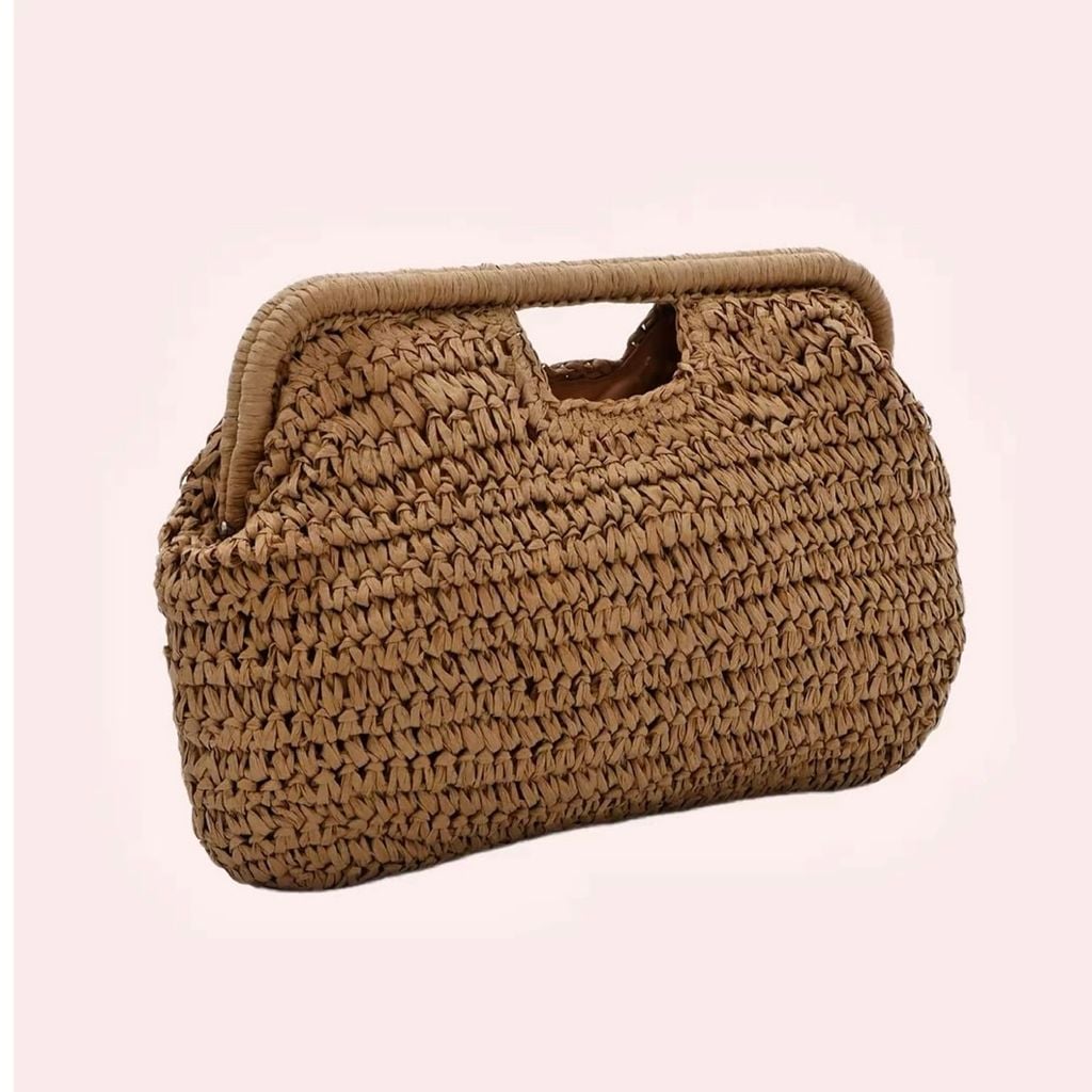 Clutch de rafia disponible en Amazon