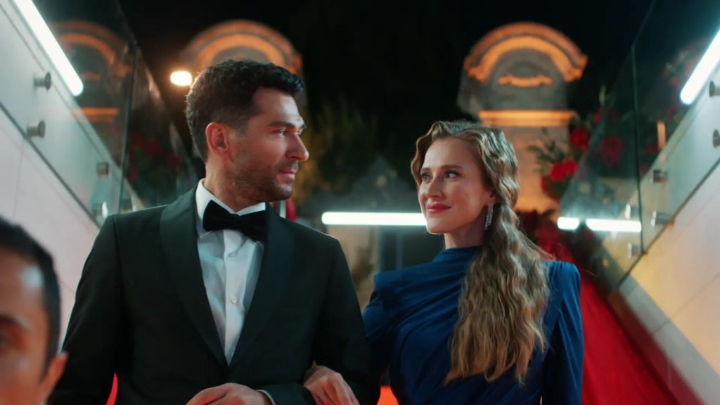 Serhat es un carismático empresario que está casado con Berrak y tiene dos hijas con ella