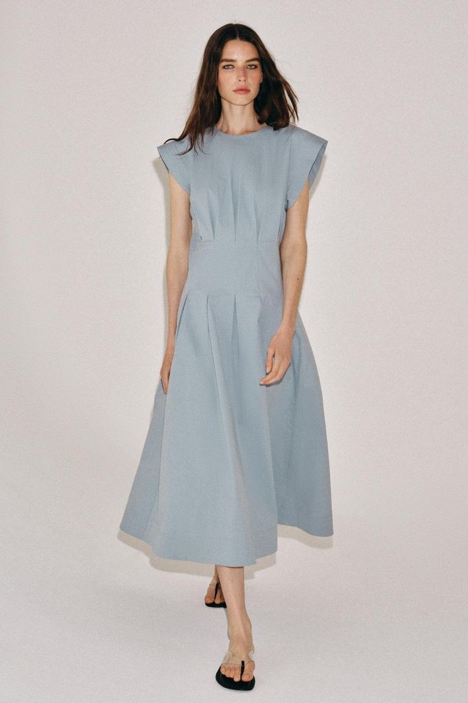 Zara lanza 5 vestidos midi 'efecto tipazo' ideales para mujeres de 40 y 50 que quieren vestir cómodas y elegantes este verano