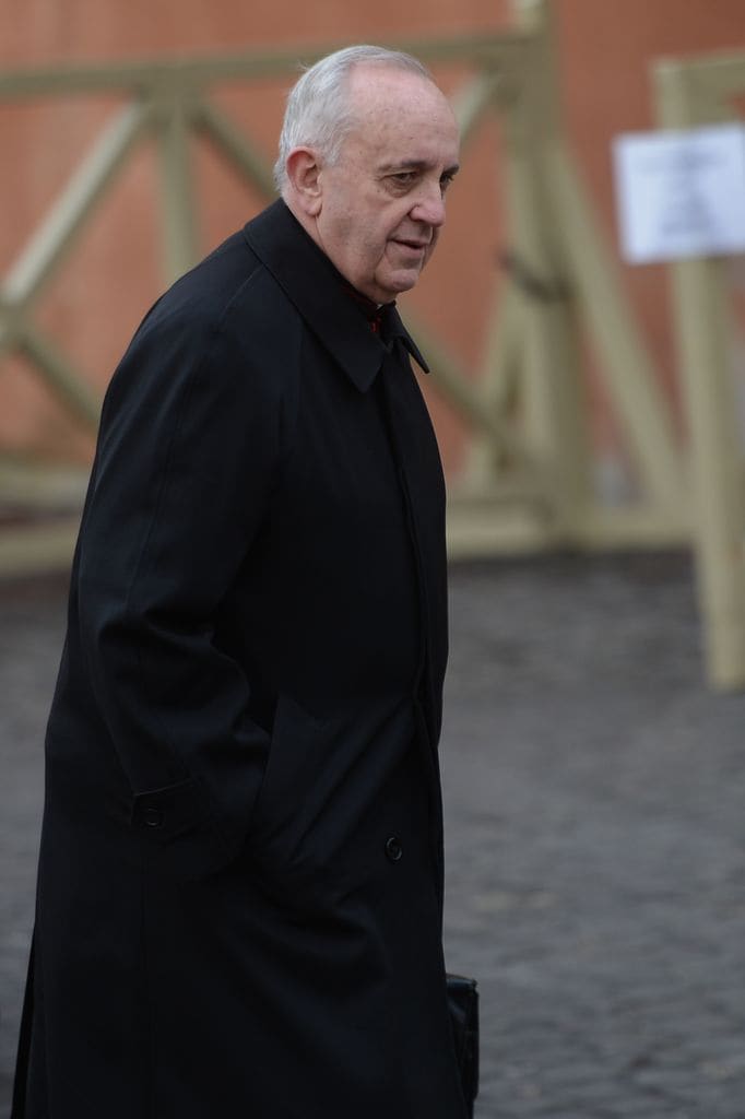 Jorge Mario Bergoglio en su calidad de arzobispo de Buenos Aires, dirigiéndose a su encuentro con los cardenales del cónclave de 2013, mismo en el que días más tarde resultaría electo como el nuevo Papa