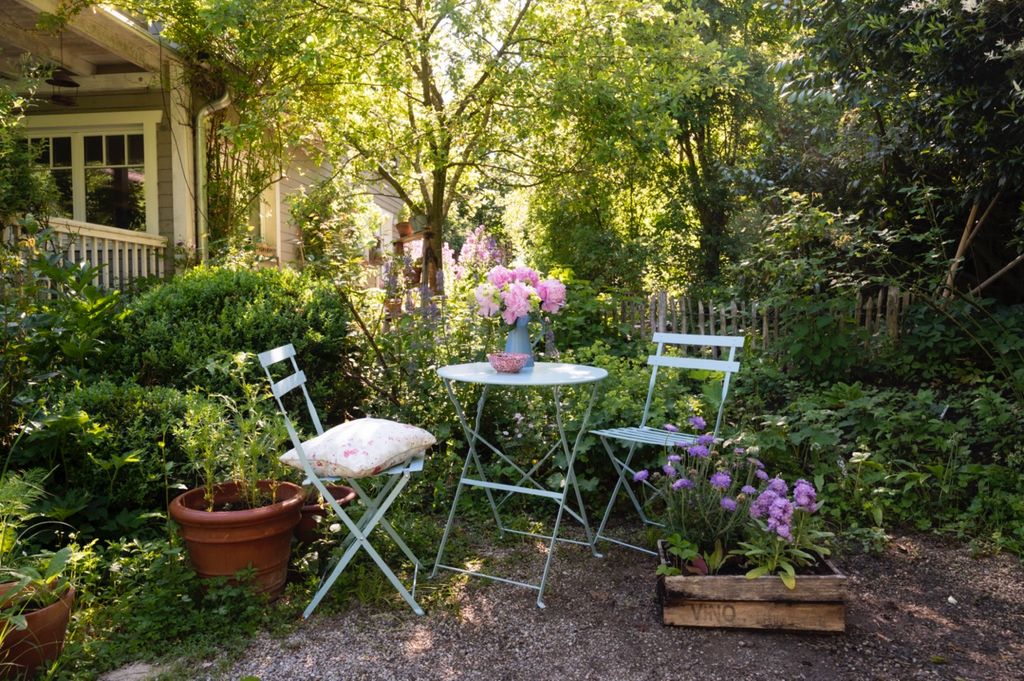 Jardín con muebles de hierro