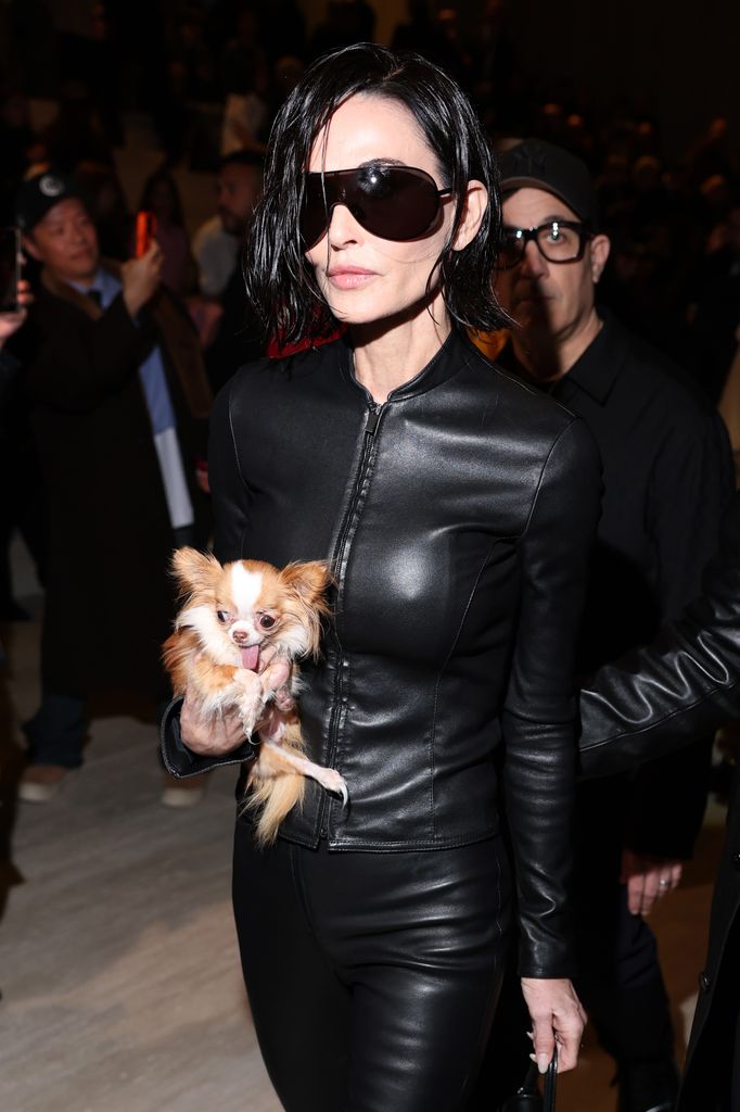 Demi Moore llevó a su mascota con ella al desfile. 