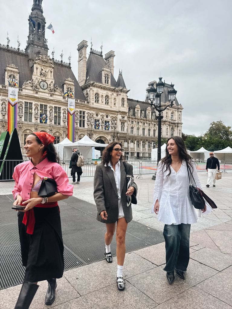 Aislinn Derbez en París con Lorenza Ochmann y la estilista Jessica Marmolejo.
