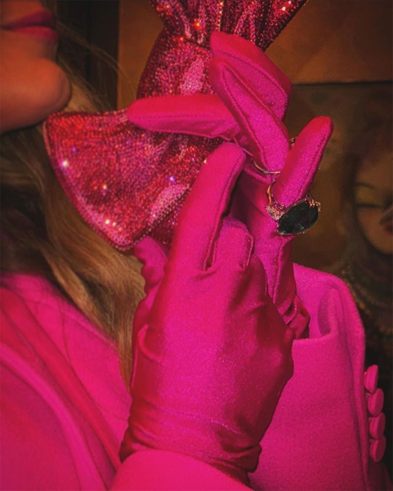 Blake Lively look fucsia Barbie