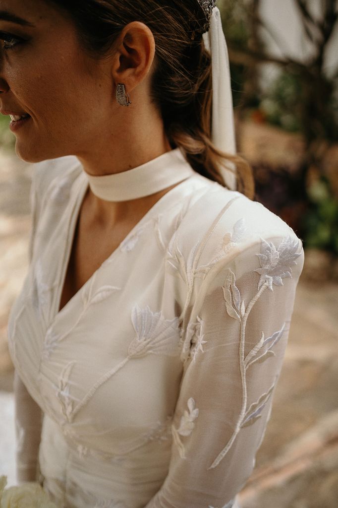 Boda en Jaén con vestido con flores y hombreras