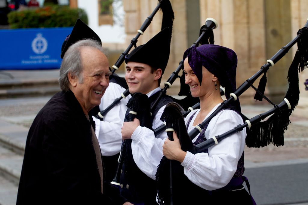 Recibimiento de Joan Manuel Serrar en los Premios Princesa de Asturias 2024