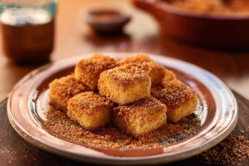 Tradicionalmente, la leche frita se ha asociado a celebraciones y festividades, especialmente durante la Semana Santa y los carnavales.