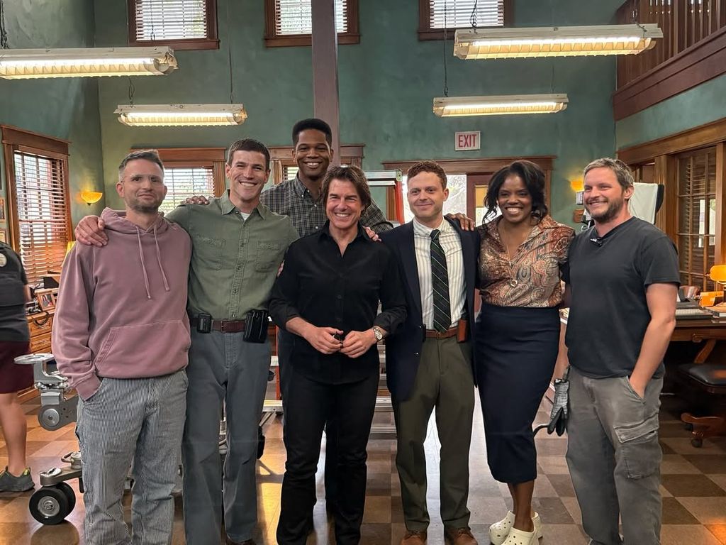 Tom Cruise junto a los actores y el equipo en el set de NCIS: Origins