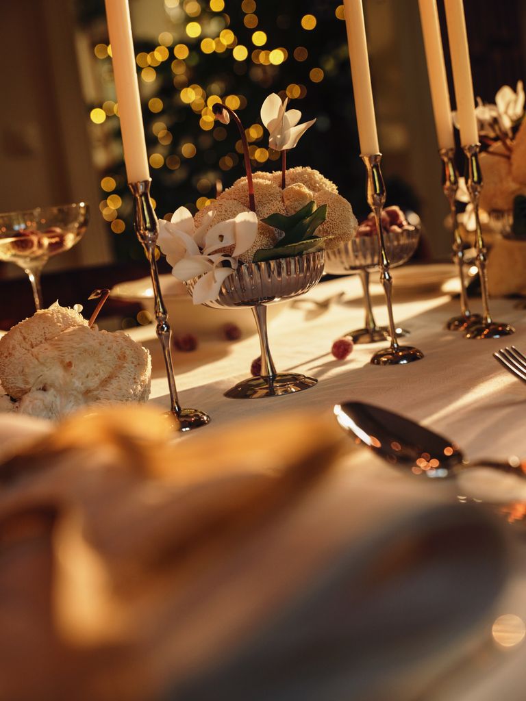 Mesa con detalles plateados