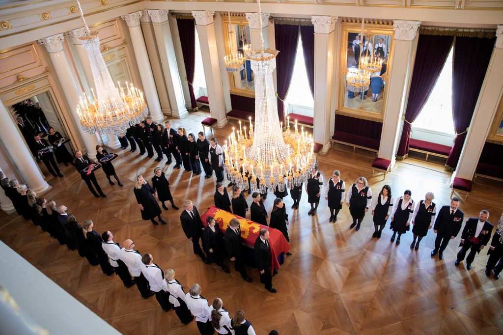 El rey Harald es trasladado del Salón Rojo a la Capilla Real por los miembros de la familia
