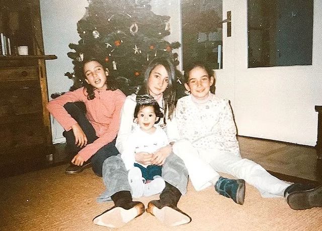 Gabriela Toral, de bebé con Lucía, Marta y María Pombo