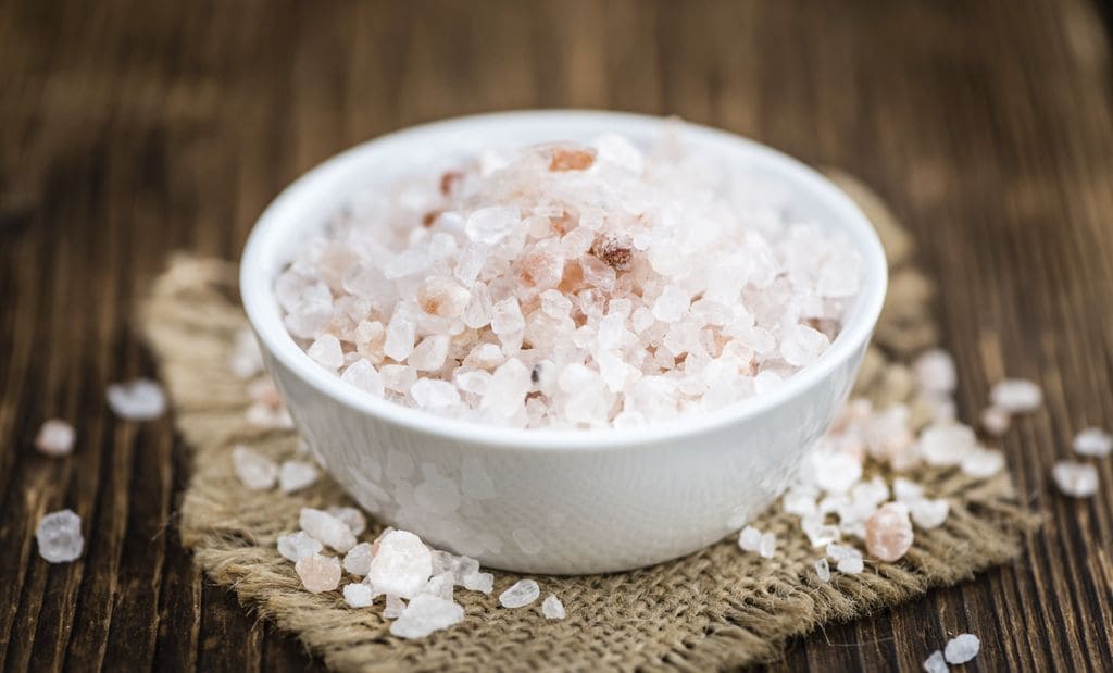 Un baño con sal de grano puede ayudar a limpiar tu energía