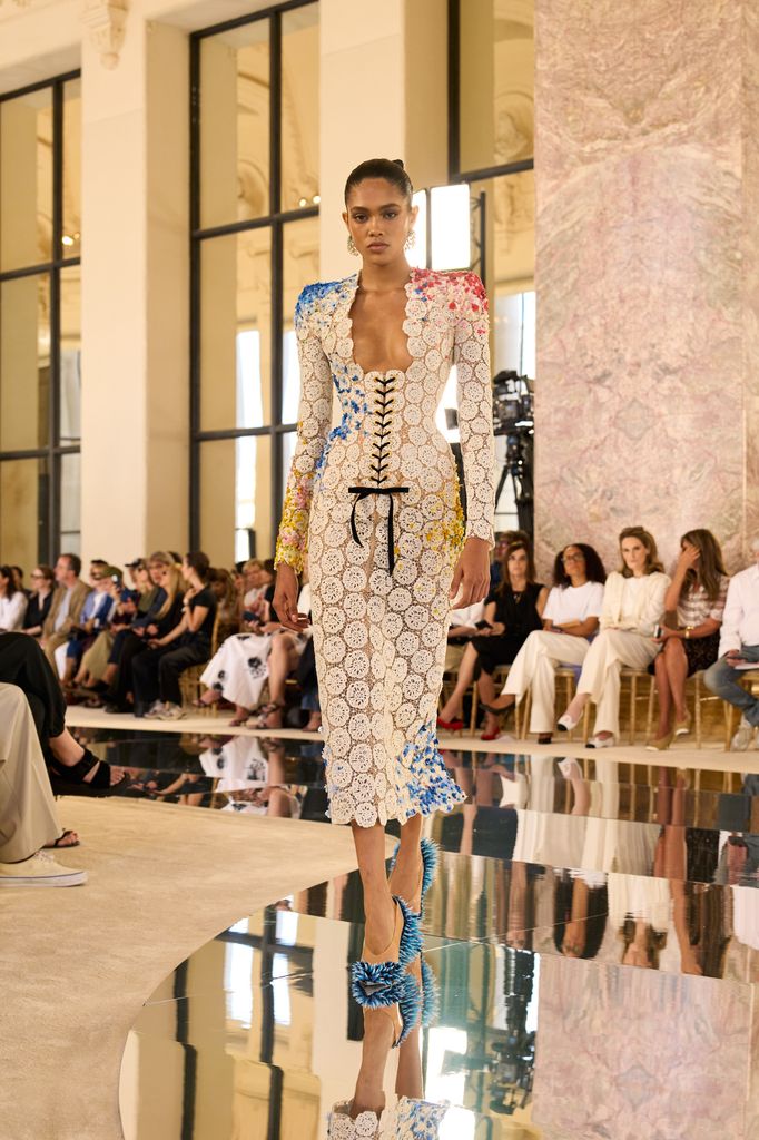 Tras reconciliarse con Taylor Swift para su boda, Karlie Kloss aterriza en París para Schiaparelli una colección inspirada en Gaudí