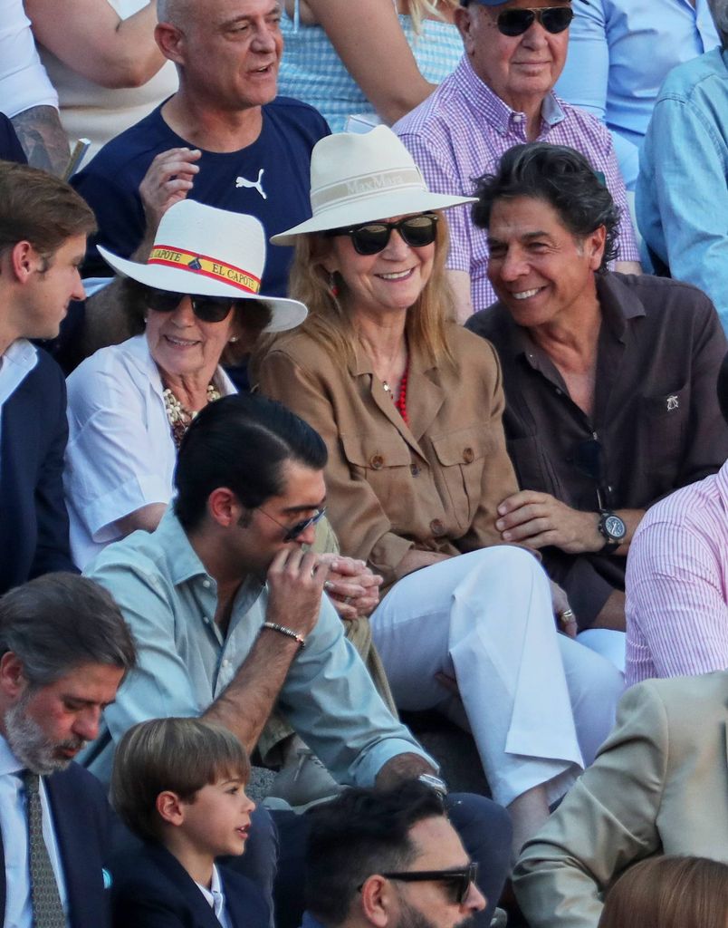 La infanta Elena, con un amigo en el tendido de Las Ventas