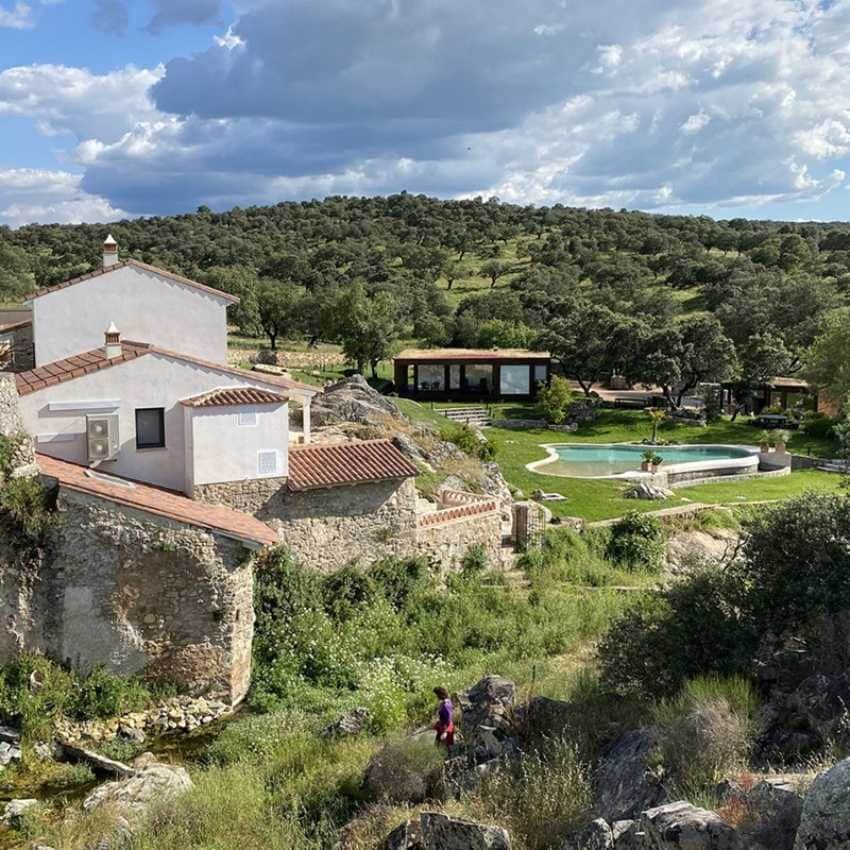 Disponen de siete casitas rurales, en bungalós panorámicos o en las dependencias de un viejo molino rehabilitado.