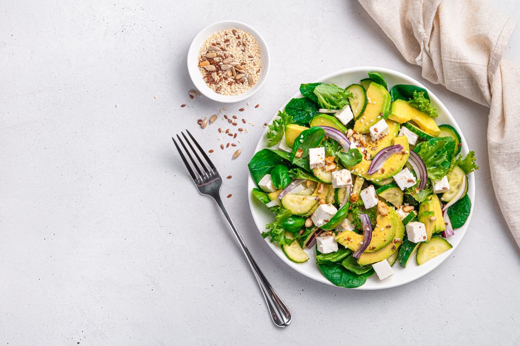 Ensalada de pepino, aguacante, queso y frutos secos