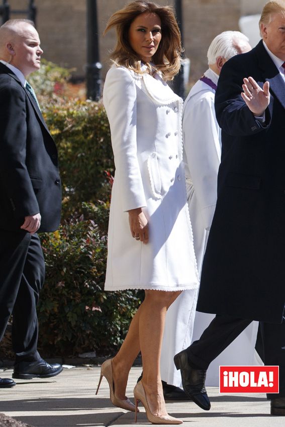 Melania Trump tacones serpiente abrigo blanco
