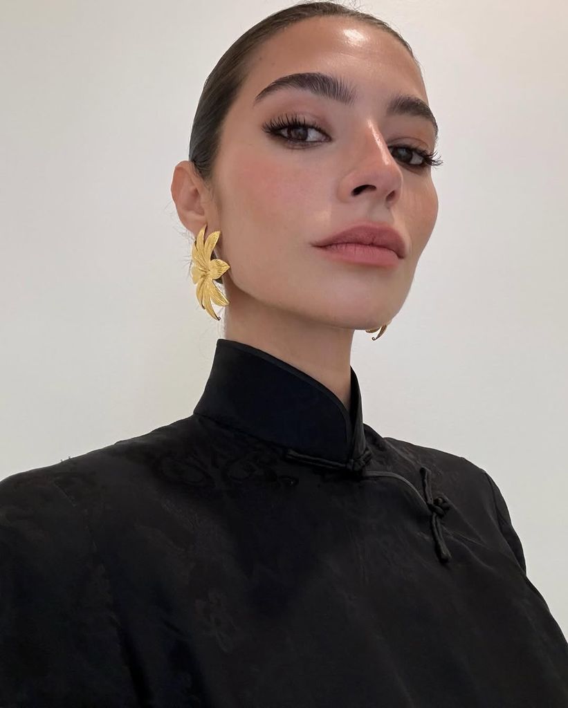 Rocío Crusset siempre lleva joyas doradas y viste de colores neutros: la razón está en este truco