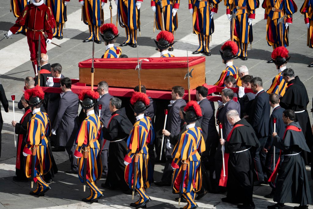 La procesión duró unos minutos; fue trasladado desde la capilla de Santa Marta. Fue acompañado por el cuerpo cardenalicio
