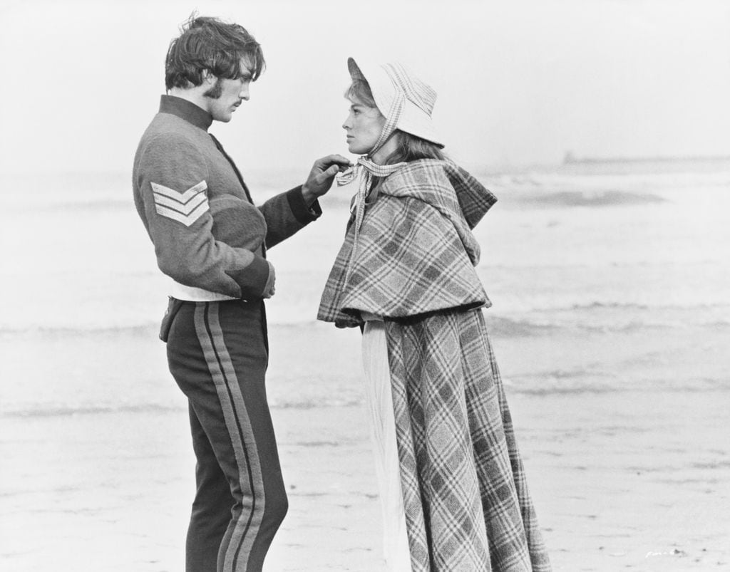 Sergeant Troy (Terence Stamp) y Bathsheba Everdene (Julie Christie) en el set de rodaje de 'Far from the Madding Crowd'