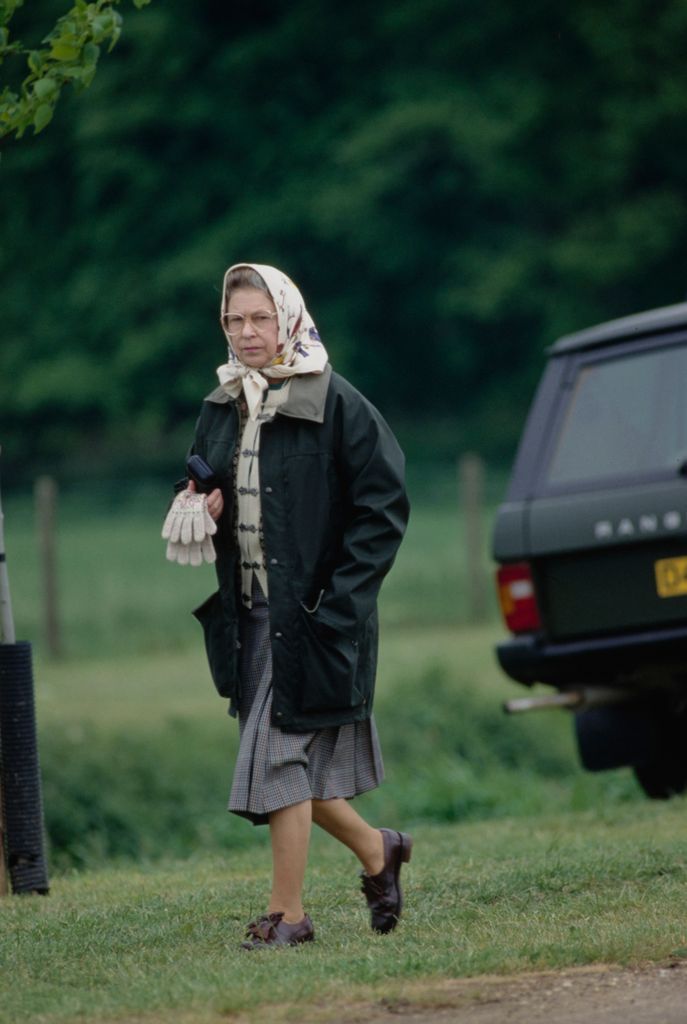 La reina Isabel II con una chaqueta Barbour en Windsor, 1990.