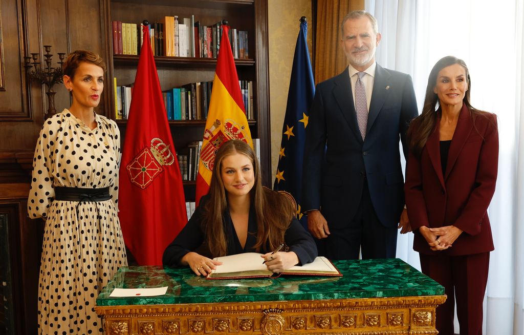 La princesa Leonor firma en el Libro de Oro del Palacio de Gobierno de Navarra
