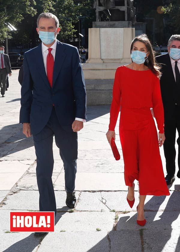 Reina Letizia con vestido rojo