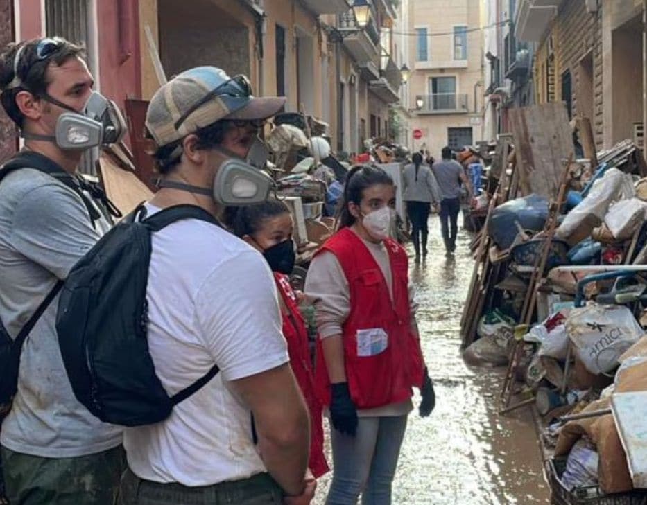 Plano medio de Íñigo Onieva de voluntario en la DANA de Valencia