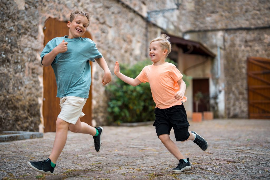 niños jugando en la calle