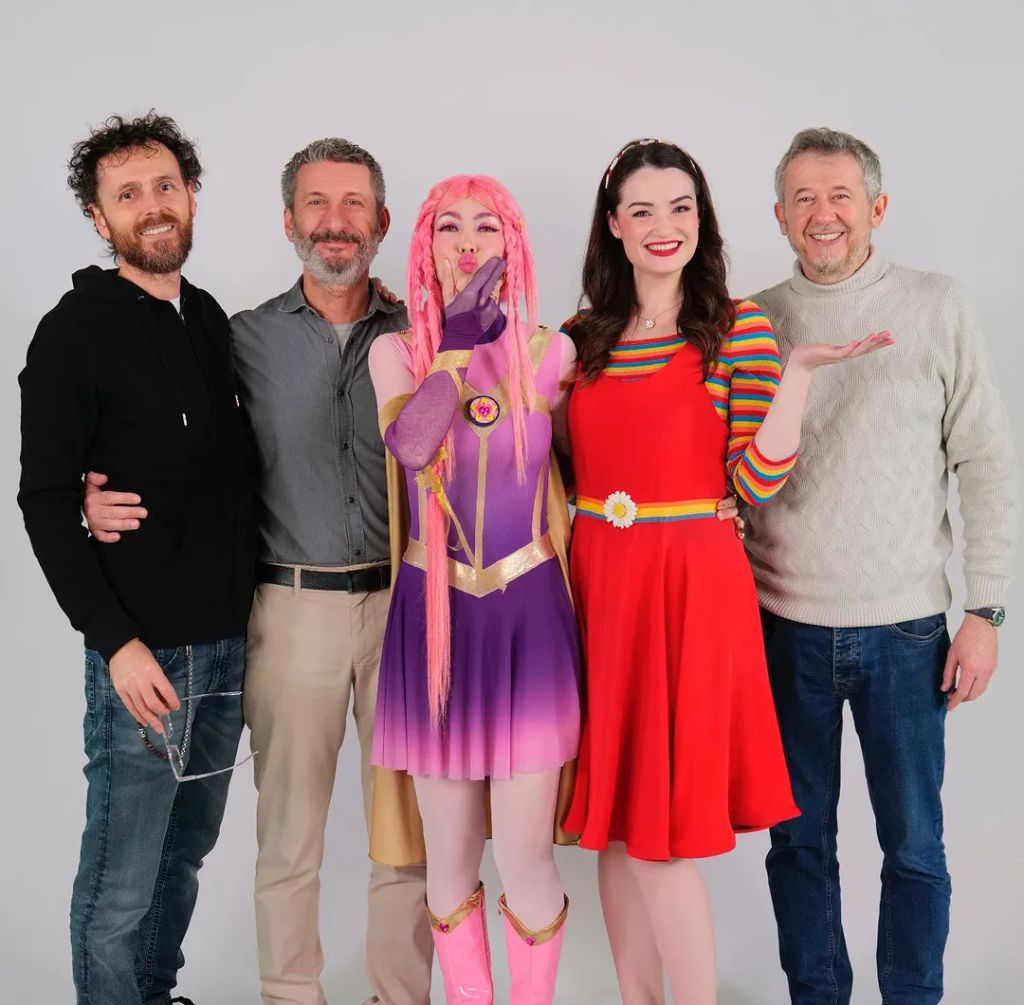 Junto a compañeros de Daisy Dot Kids y Alman Kids, todos en la foto, Luli Pampín se lanza ahora a cantar en dos idiomas, español e inglés