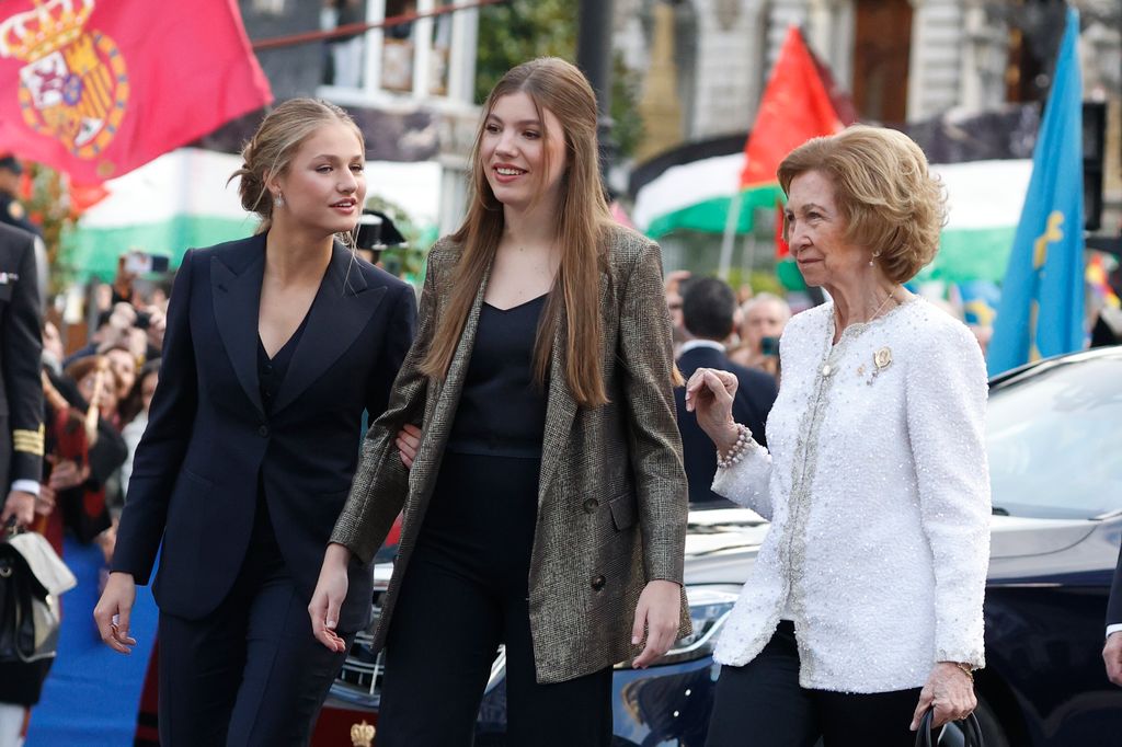Sofia de Borbon, Leonor y Reina Sofia llegando a los Premios Princesa de Asturias 2024