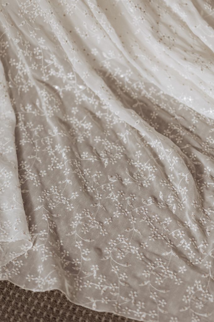Detalles del vestido de novia de Anita, obra de Claudia Llagostera