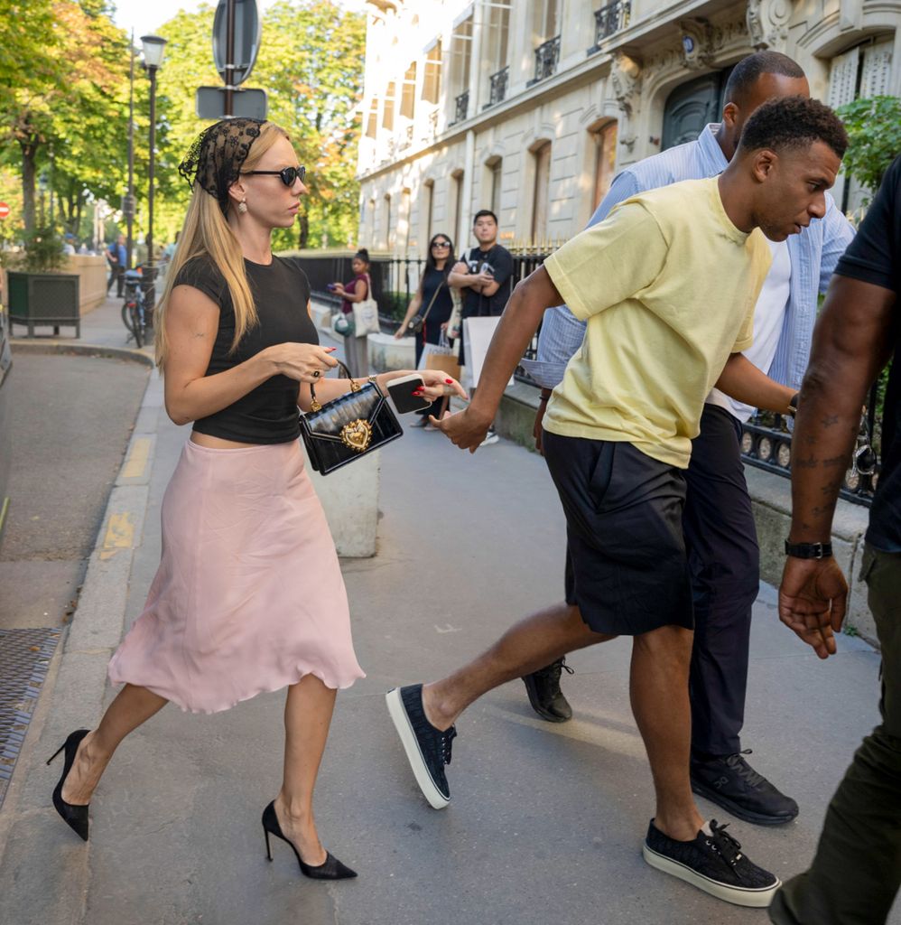 Kylian Mbappé y su Ester Expósito se mostraron relajados pese a la presencia de paparazzi.