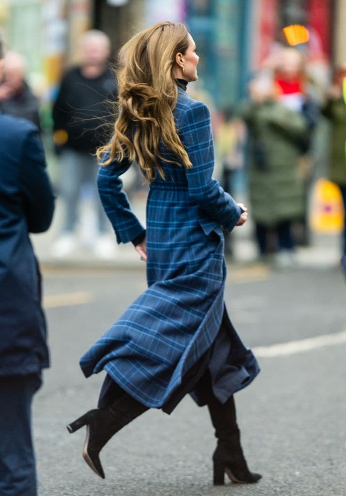 La princesa Kate corrió en tacones para saludar a la gente tras su visita a Radical Weavers, en Stirling, Escocia.