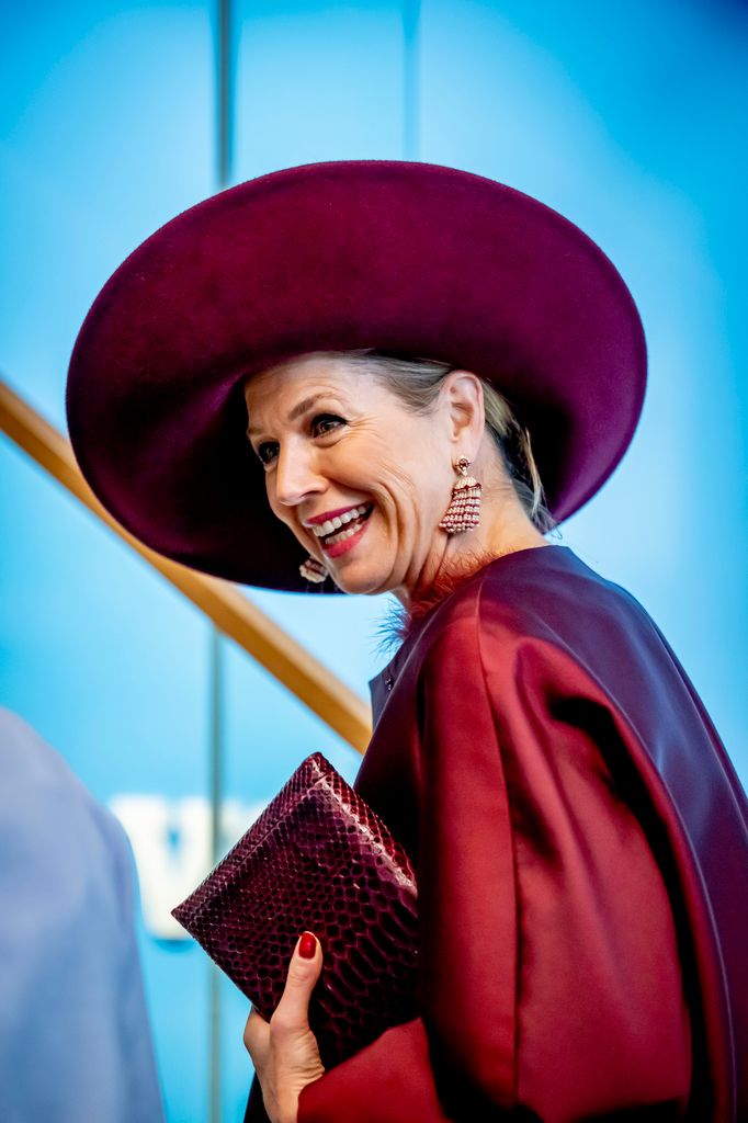 Máxima con look burdeos en La haya