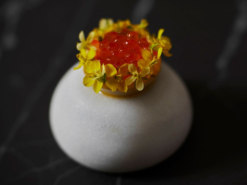 Bombón de ensaladilla con huevas de salmón