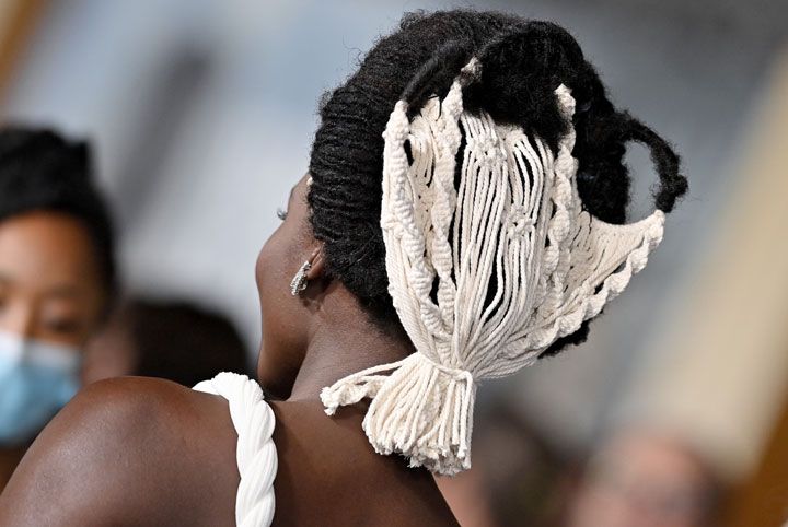 Lupita Nyong'o, en el estreno de Black Panther:Wakanda Forever con afro de conchas marinas y ganchillo