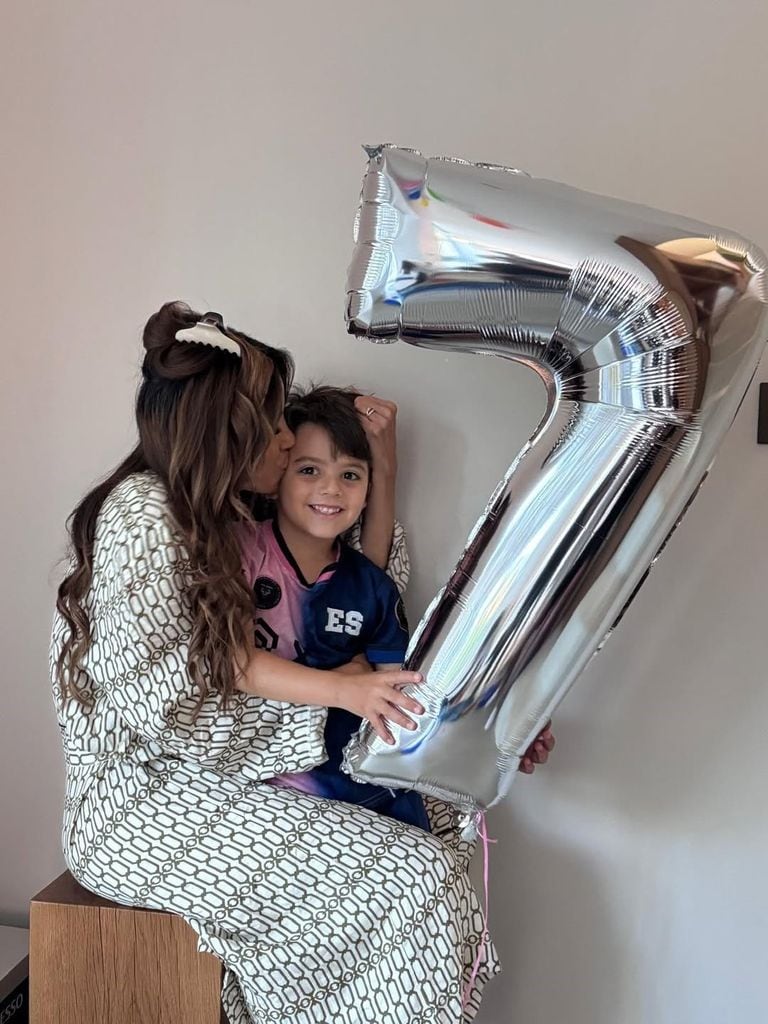 Con esta foto, Eva Longoria celebró el cumpleaños número 7 de Santi.