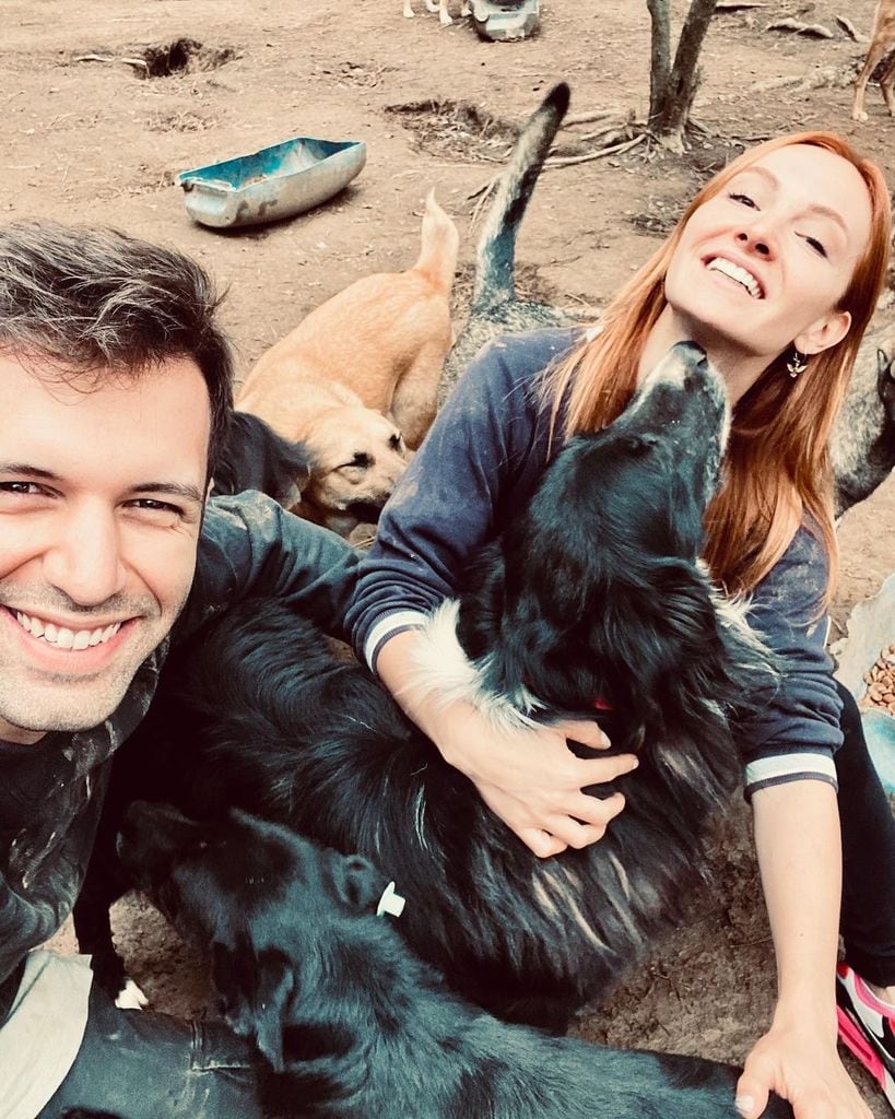 Su noviazgo salía a la luz cuando el actor compartió esta imagen juntos en un refugio de animales