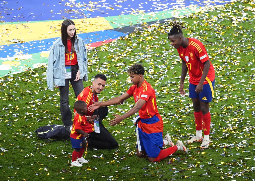 Lamine Yamal celebra en familia el triunfo de la selección española en la Eurocopa 2024