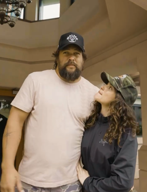 Jason Momoa y Adria compartiendo las últimas noticia sobre las inundaciones