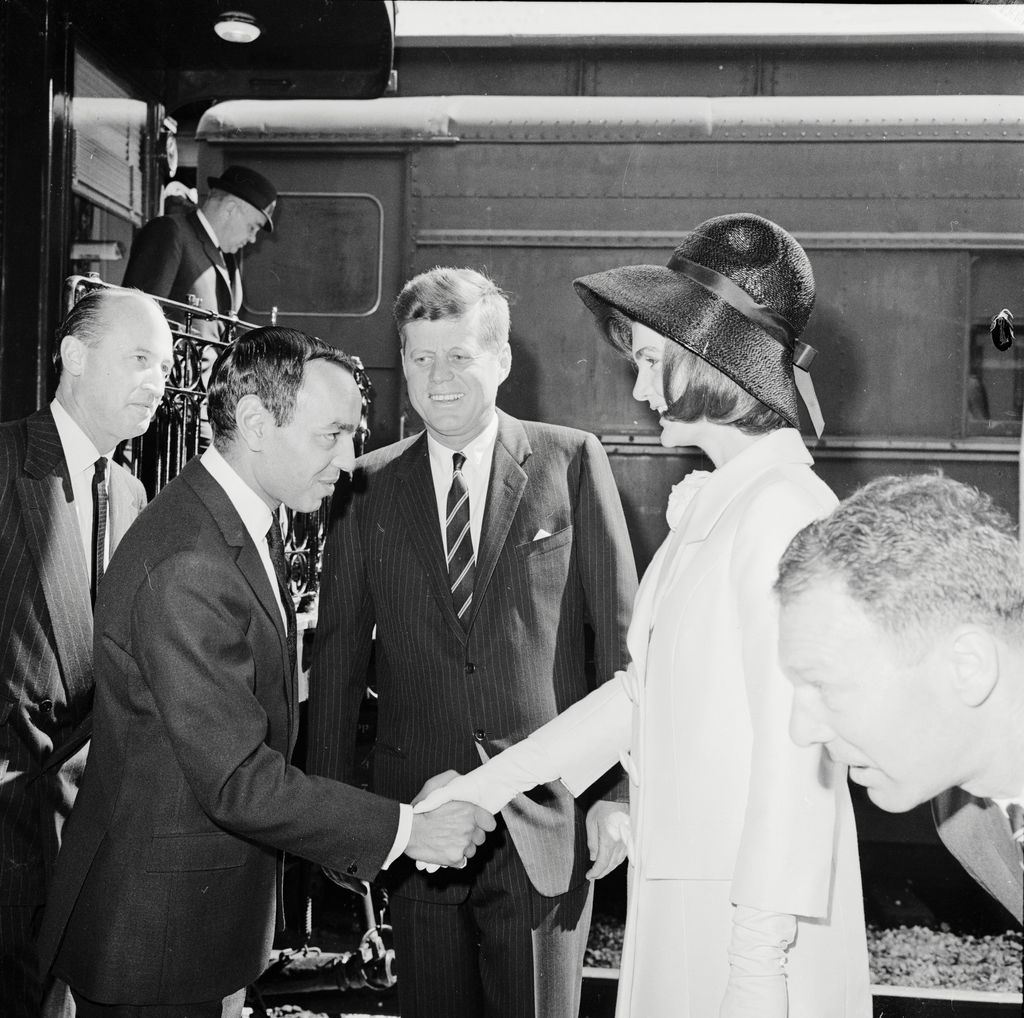Hassan II, hermano de la princesa, en su llegada a Washington, saludando a Jackie y John F. Kennedy
