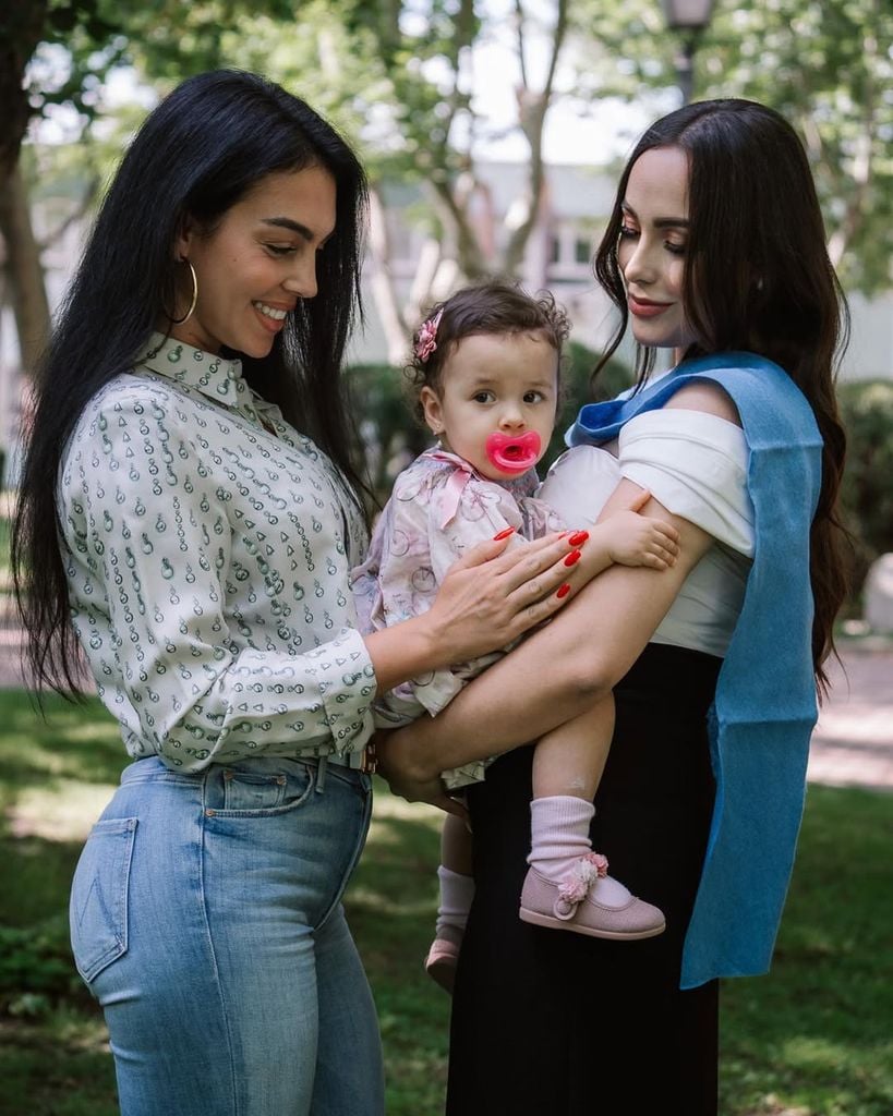 Ivana Rodríguez y su hermana Georgina en el día de su graduación