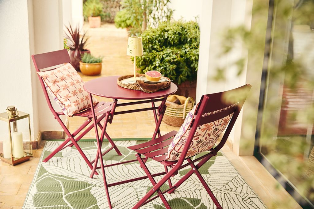 Comedor con muebles plegables de color rojo